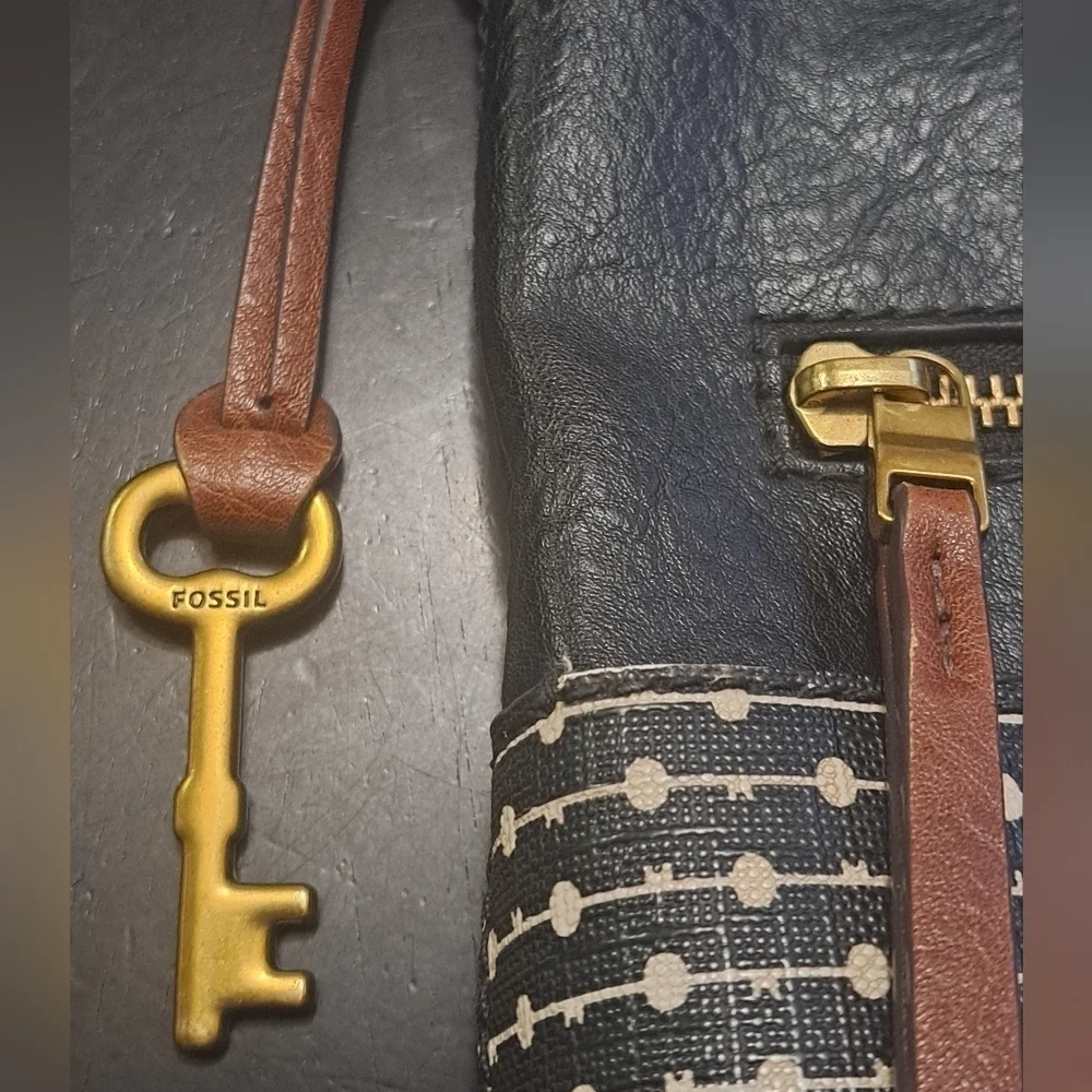 Fossil Fiona Trendy Urban Black and Cream Crossbody Bag  Size 11